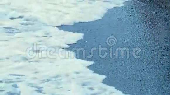 岸上的潮浪视频的预览图