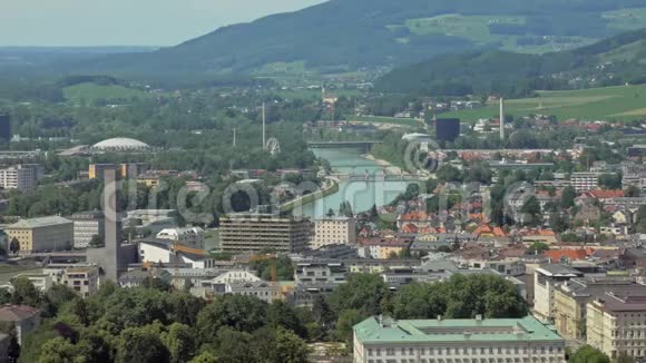 奥地利城市萨尔茨堡令人惊叹的城市景观和萨尔扎奇河及其上的桥梁汽车视频的预览图