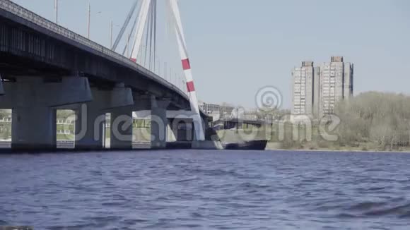 船运公司的货船在河上装载货物视频的预览图