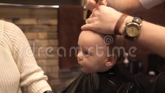 一个小孩正在准备在理发师理发视频的预览图
