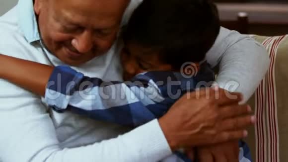 祖父和孙子互相拥抱视频的预览图