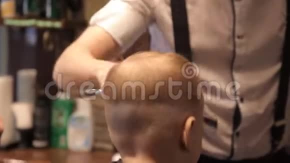 在理发店一个小孩用剪刀剪头发视频的预览图