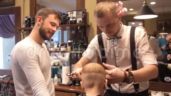 在一家野蛮理发店里一个小孩用剪刀剪头发视频的预览图