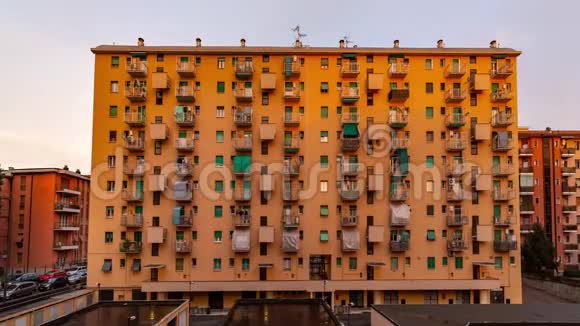 公寓窗户日落到夜晚的时间建筑立面时间流逝意大利城市白天和夜晚的时间间隔视频的预览图