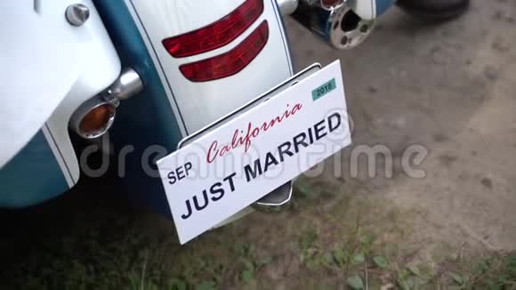 刚结婚的摩托车标志号码视频的预览图