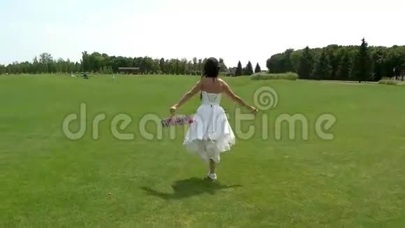新娘奔跑跳跃视频的预览图