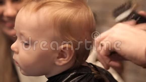 在一家理发店一个小孩正在被剪子剪视频的预览图