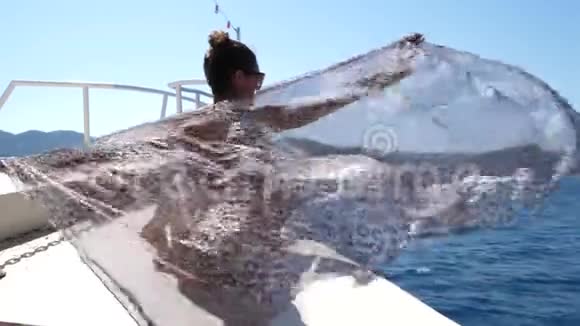 奢华的生活年轻的女人在海上的游船上尽情放松在山间的布蝇中视频的预览图