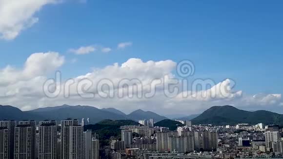 亚洲韩国釜山建筑物和山脉的云层时间流逝视频的预览图