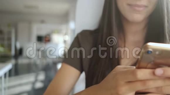 微笑着年轻的商务女性在办公室用手机发送信息视频的预览图