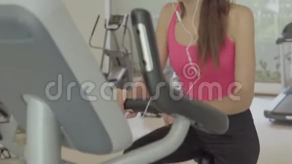 在健身房锻炼和听音乐的女人视频的预览图