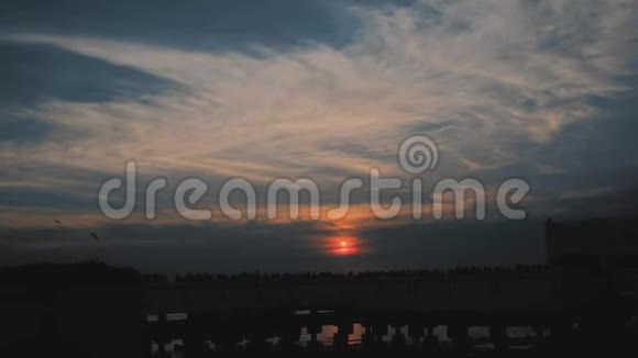 黄昏日落在码头的时间流逝在4K60fps中云和天空的颜色变化很快视频的预览图