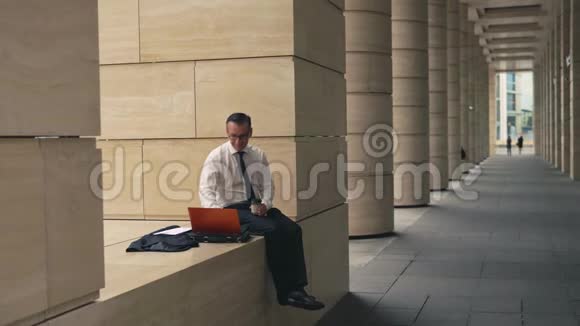 有人在手提电脑和外面喝咖啡视频的预览图