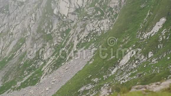 在山里偷窥高山峰的陆地景观背景伯尼斯高地的Jungfrau阿尔卑斯山旅游和冒险徒步旅行视频的预览图