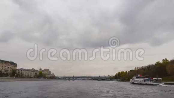 沿着莫斯科河漫步莫斯科博格丹赫梅利尼茨基桥玻璃人行桥波兹尼亚秋季桌面视频的预览图