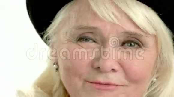 年长的女人眨眼视频的预览图