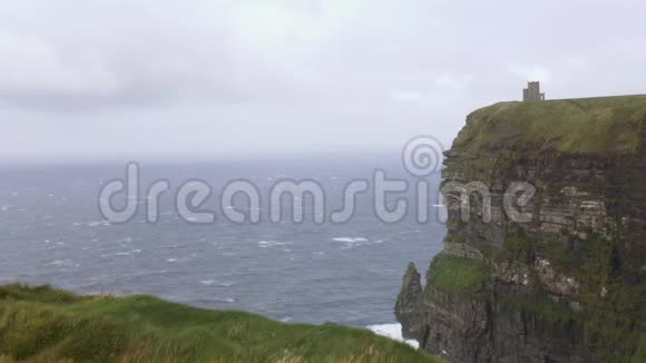 爱尔兰莫赫悬崖上的风浪海草视频的预览图