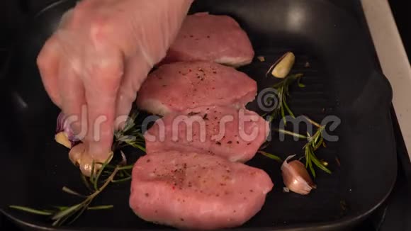 厨师用调料烹制生猪肉视频的预览图