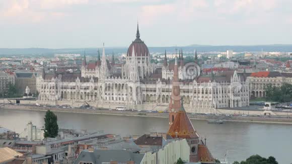 从城堡山俯瞰多瑙河畔的匈牙利议会大厦视频的预览图