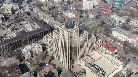 巨大的办公楼和现代建筑的空中镜头视频的预览图