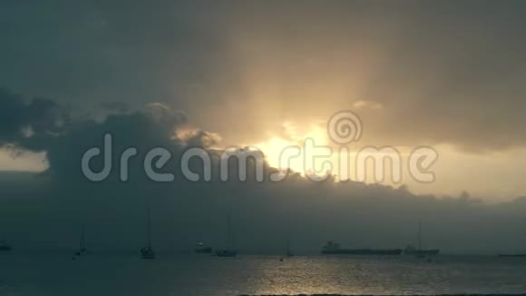 夜间直布罗陀附近海上未知抛锚的帆船和货船的时间间隔视频的预览图