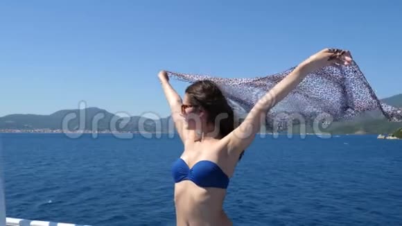 享受自由吧戴着眼镜穿着泳衣的快乐的女性在度假时在海上休息布蝇视频的预览图