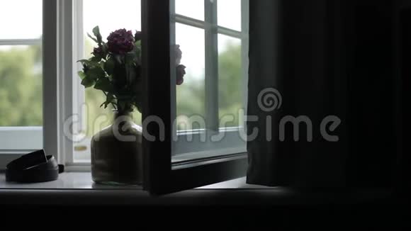 婚礼花束婚礼花束放在男士腰带旁窗台上视频的预览图