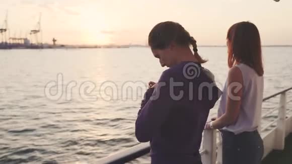 日落时分两个女朋友在船甲板上跳舞视频的预览图