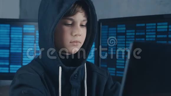 年轻的天才黑客程序员在引擎盖里工作在数据中心的电脑里充满了显示屏视频的预览图