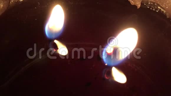 在夏威夷考艾岛的冬季夜晚用两根火焰燃烧紫色蜡烛视频的预览图