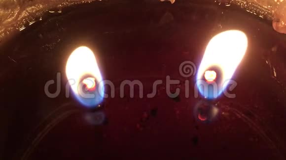 在夏威夷考艾岛的冬季夜晚用两根火焰燃烧紫色蜡烛视频的预览图