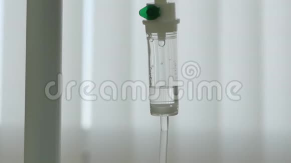 近射滴管患者背景盲窗在病房滴管运行概念医院滴管治疗视频的预览图