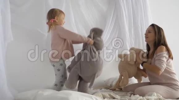 母女俩玩毛绒玩具视频的预览图