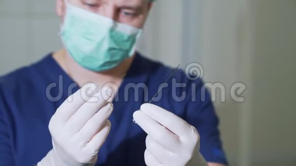 闭合外科医生演示一个大金属针医生用无菌手套检查医疗设备针状物视频的预览图