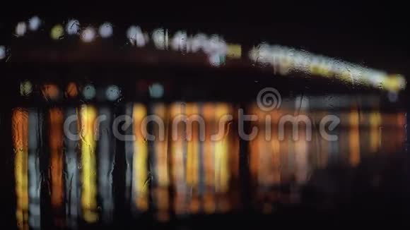 夜雨城市的抽象模糊背景视频的预览图