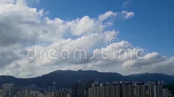 亚洲韩国釜山建筑物和山脉的云层时间流逝视频的预览图