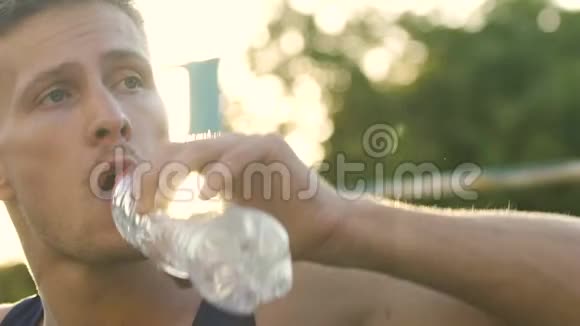 口渴的运动员在训练中喝水环视四周动作缓慢视频的预览图