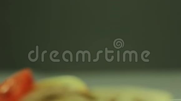 绿色陀螺沙瓦玛多纳烤肉串视频的预览图