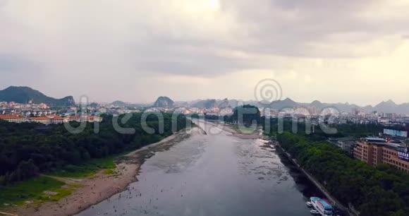 中国阳朔漓江与神奇的喀斯特岩景视频的预览图