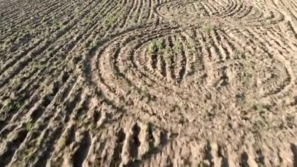 有犁田和犁沟的乡村鸟瞰图绘制干燥的土地视频的预览图