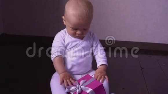 9个月大的宝宝带礼物给你视频的预览图
