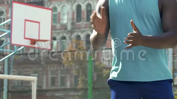 篮球运动员打球户外训练积极生活方式视频的预览图