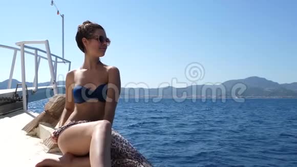 夏季海上航行戴着眼镜和泳衣的富有快乐的女人在游艇上放松挥舞着布视频的预览图