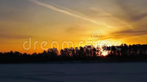 冰湖冬季日出全景视频的预览图