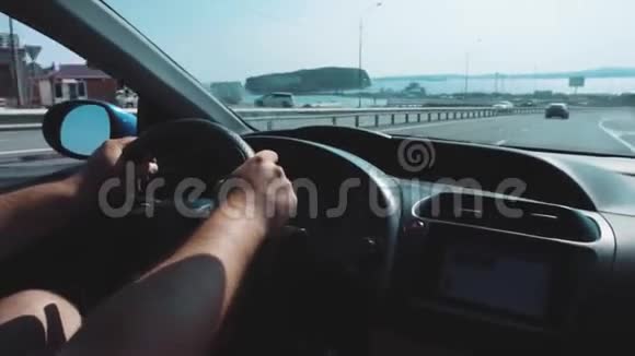 司机的手放在车内的方向盘上视频的预览图