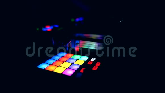 派对上的DJ控制台视频的预览图