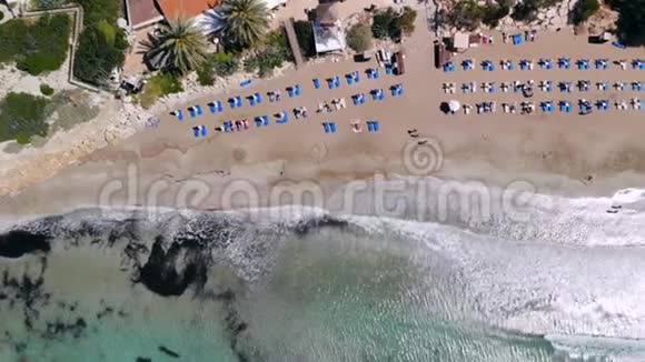 塞浦路斯珊瑚湾阳光明媚的清澈海水海岸沙滩的俯视图视频的预览图