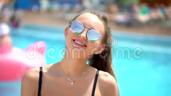 夏天美丽少女的肖像比基尼女孩在游泳池度假放松令人放松的紧张气氛视频的预览图