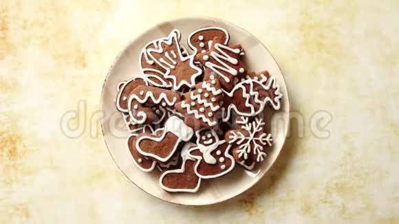 盘子里有各种圣诞主题形状的沙面饼干视频的预览图