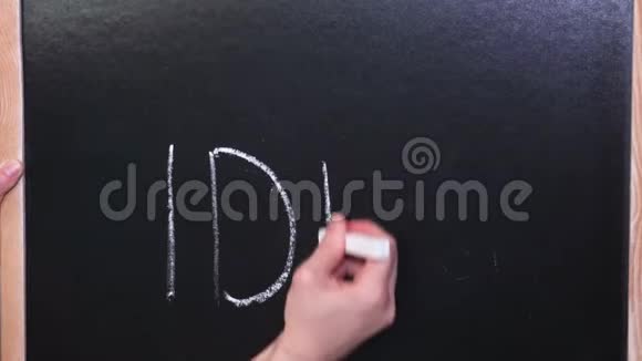 女写黑板上的理念理念视频的预览图